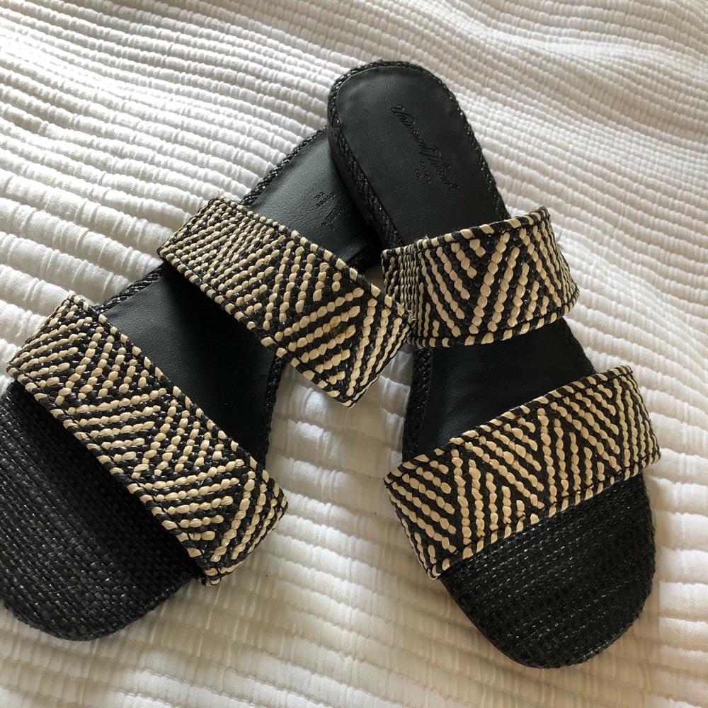 ❌ S O L D ❌Universal Thread Sandals